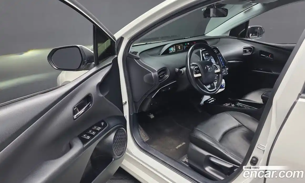 Toyota Prius 2018 1.8 автомат (гидро), фото 10 Toyota Prius 2018 1.8 автомат (гидро), фото 10