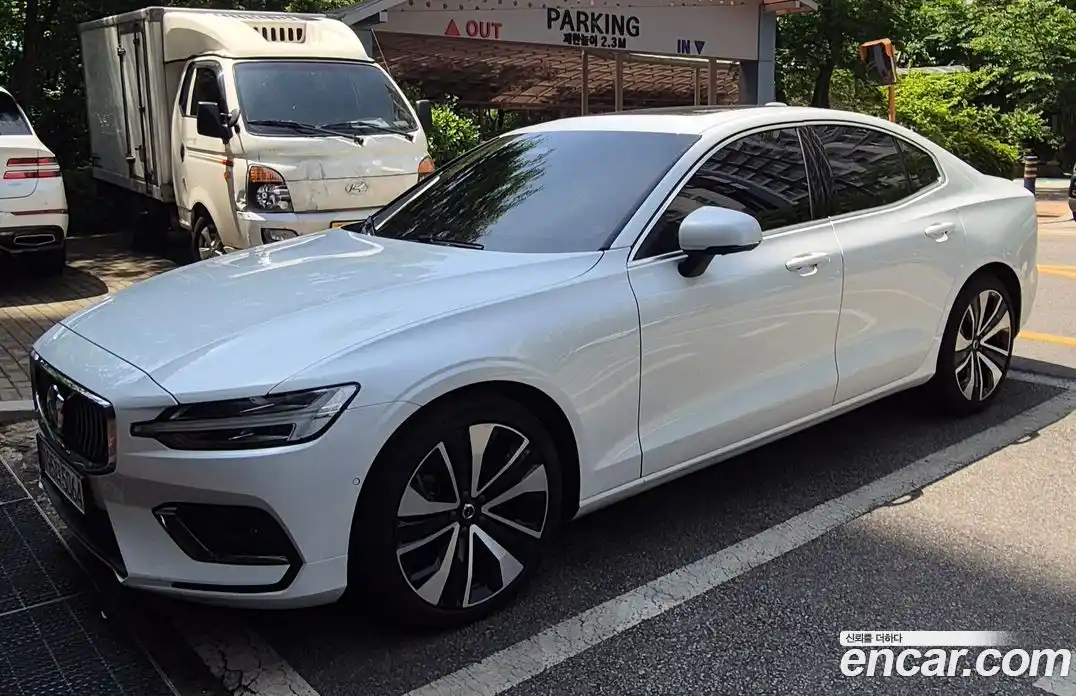 Volvo S60 2024 2.0 автомат (гидро), фото 1