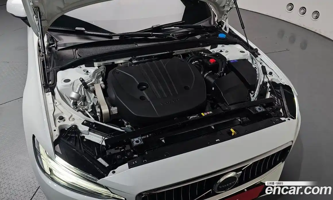 Volvo S60 2023 2.0 автомат (гидро), фото 5