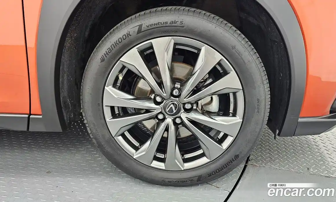 Lexus UX 2023 2.0 автомат (гидро), фото 7 Lexus UX 2023 2.0 автомат (гидро), фото 7