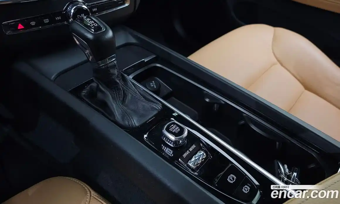 Volvo XC60 2018 2.0 автомат (гидро), фото 12