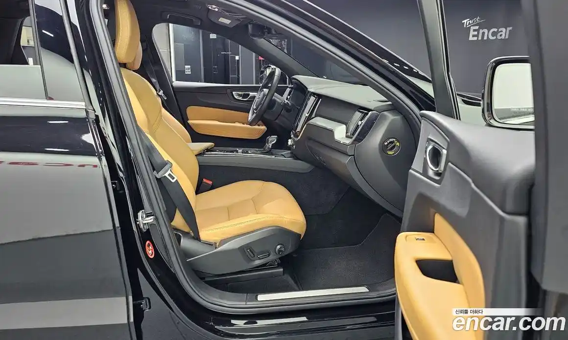 Volvo XC60 2018 2.0 автомат (гидро), фото 17