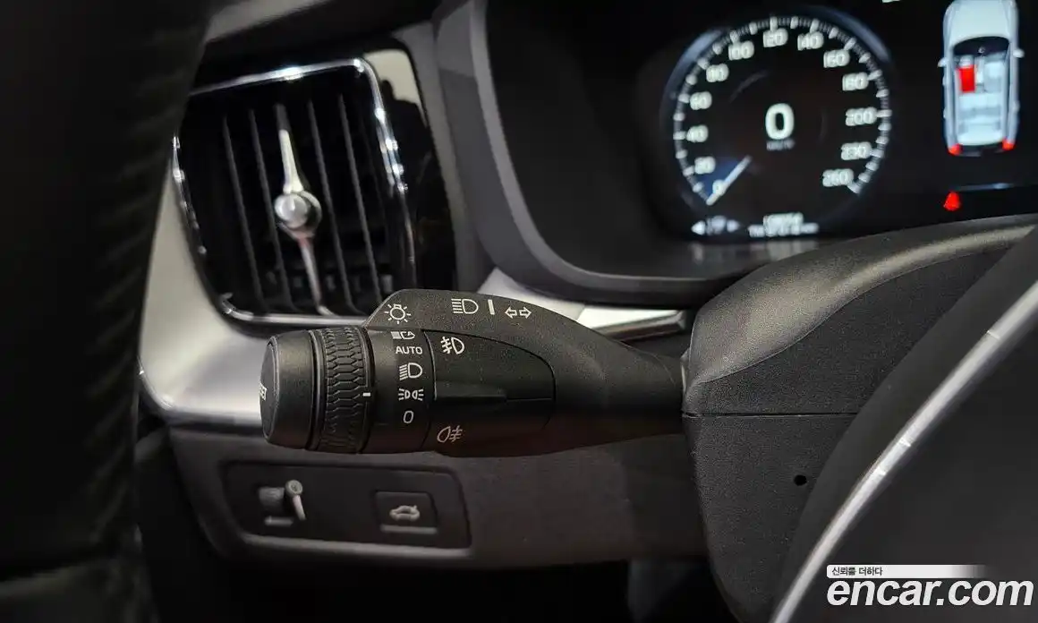 Volvo XC60 2018 2.0 автомат (гидро), фото 28