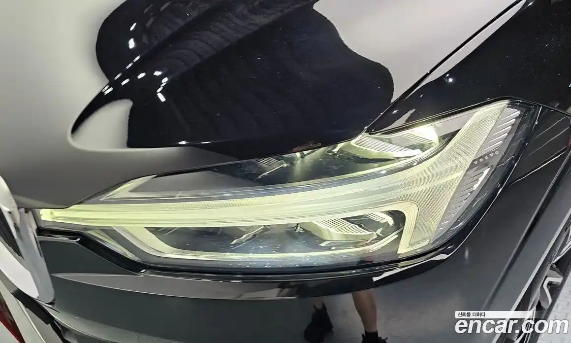 Volvo XC60 2018 2.0 автомат (гидро), фото 8