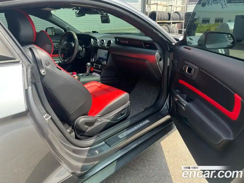 Ford Mustang 2022 2.3 автомат (гидро), фото 7