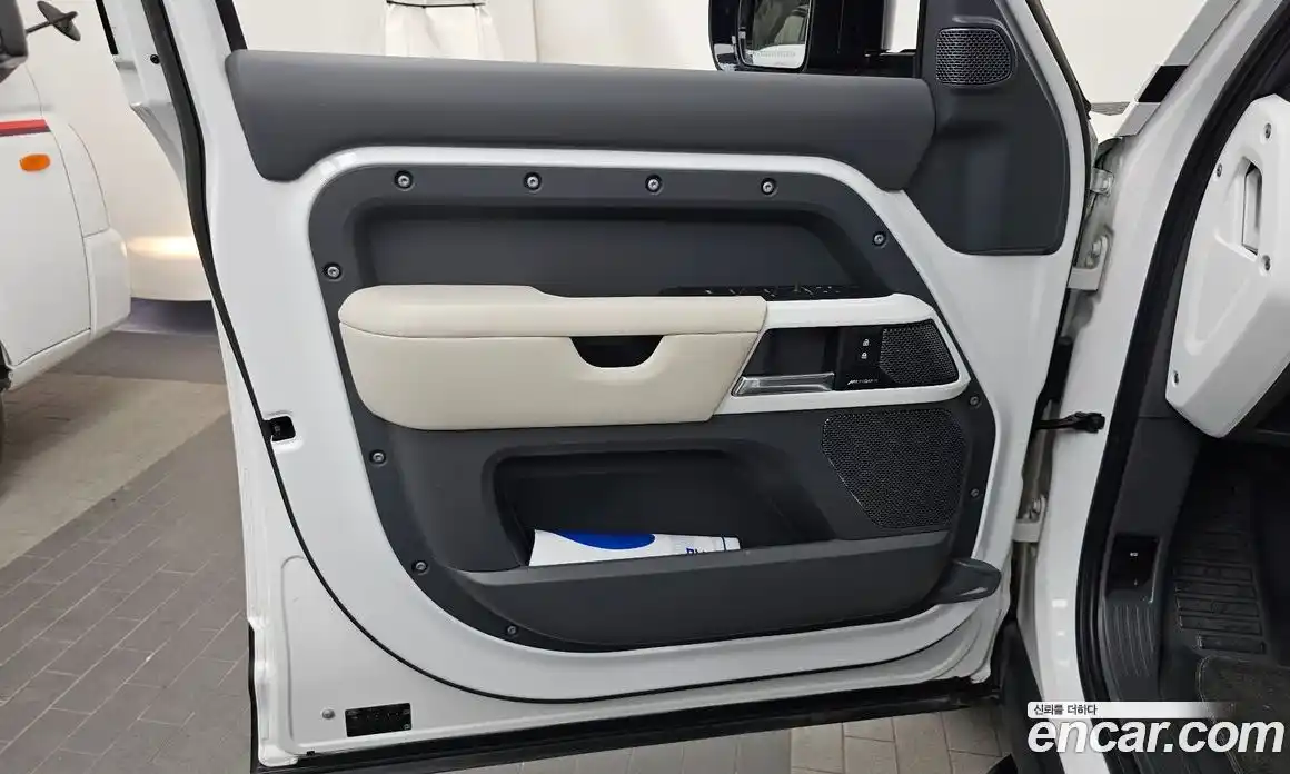 Land Rover Defender 2023 3.0 автомат (гидро), фото 14