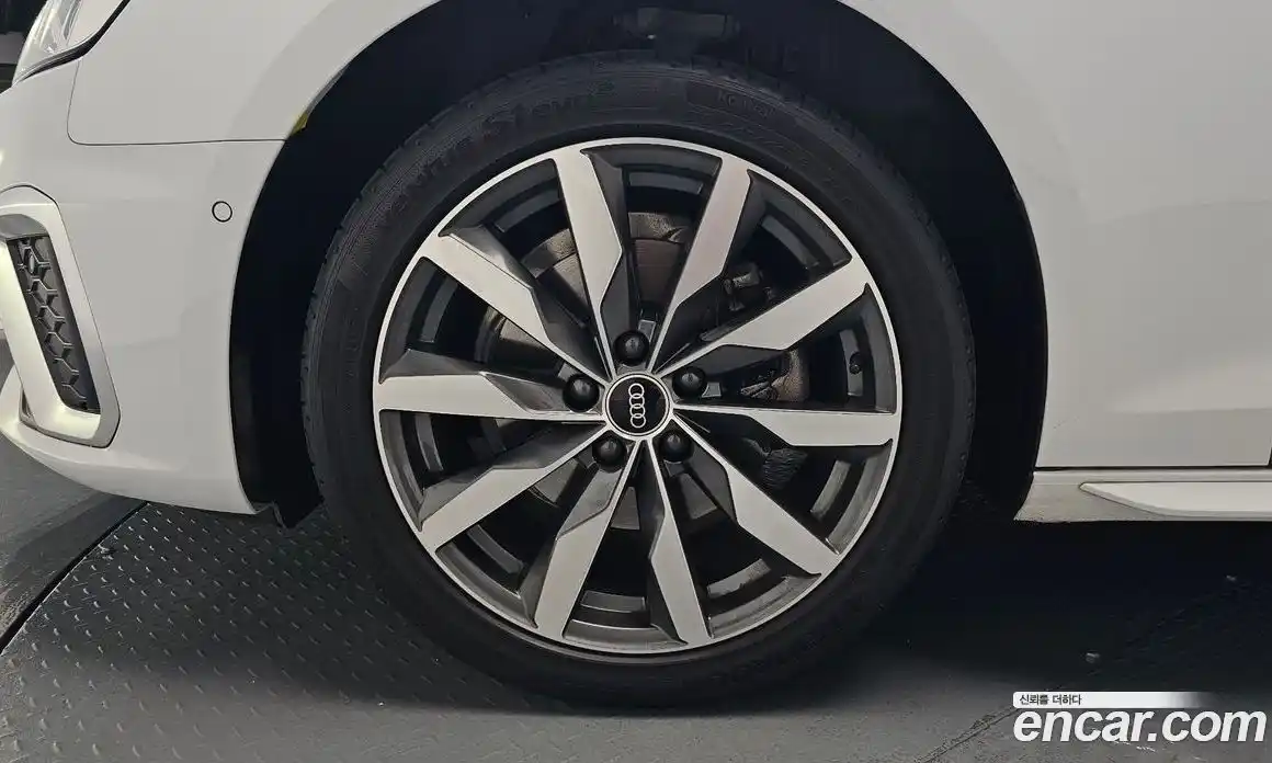 Audi A4 2023 2.0 автомат (гидро), фото 4