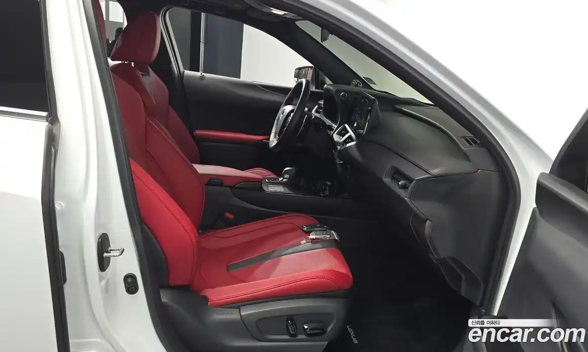 Lexus UX 2024 2.0 автомат (гидро), фото 16