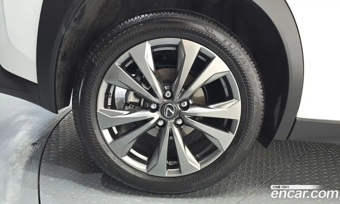 Lexus UX 2024 2.0 автомат (гидро), фото 5