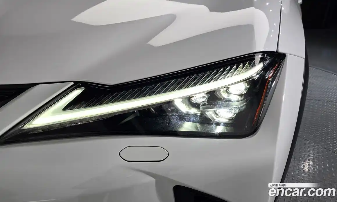 Lexus UX 2024 2.0 автомат (гидро), фото 8