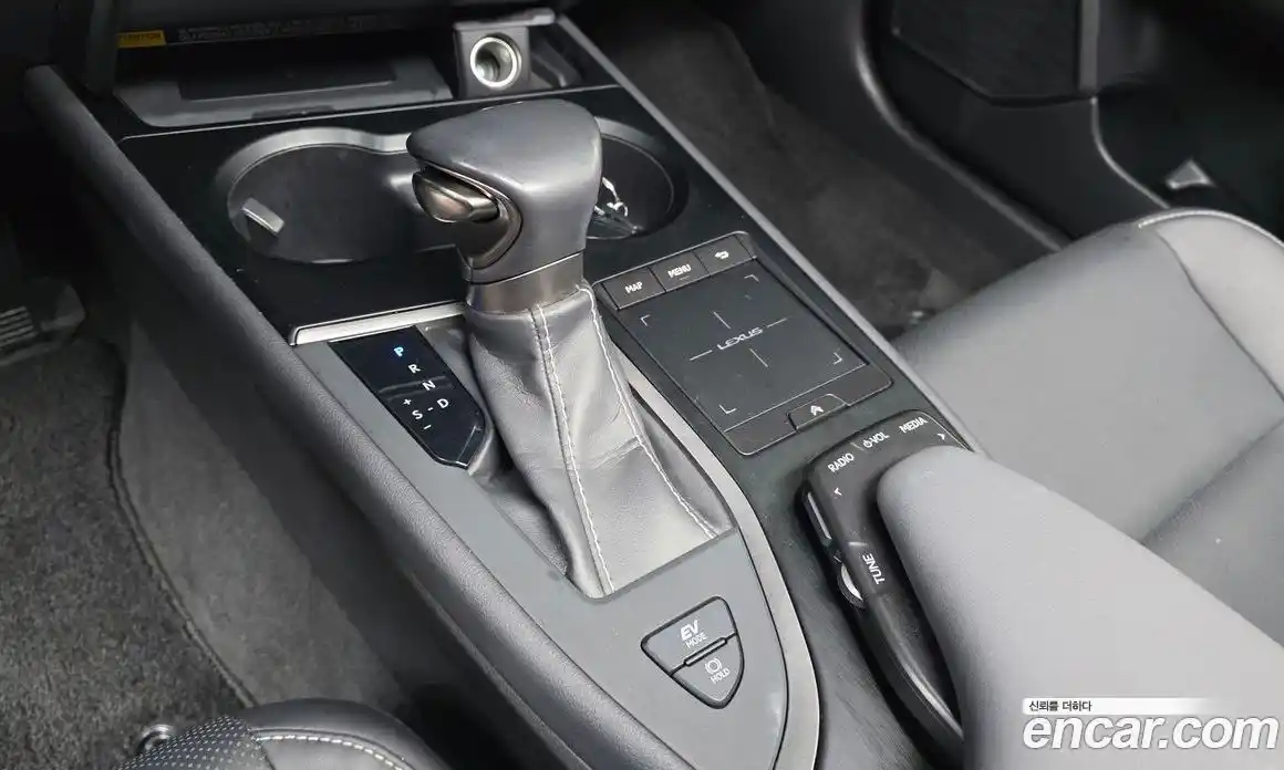 Lexus UX 2019 2.0 автомат (гидро), фото 11 Lexus UX 2019 2.0 автомат (гидро), фото 11