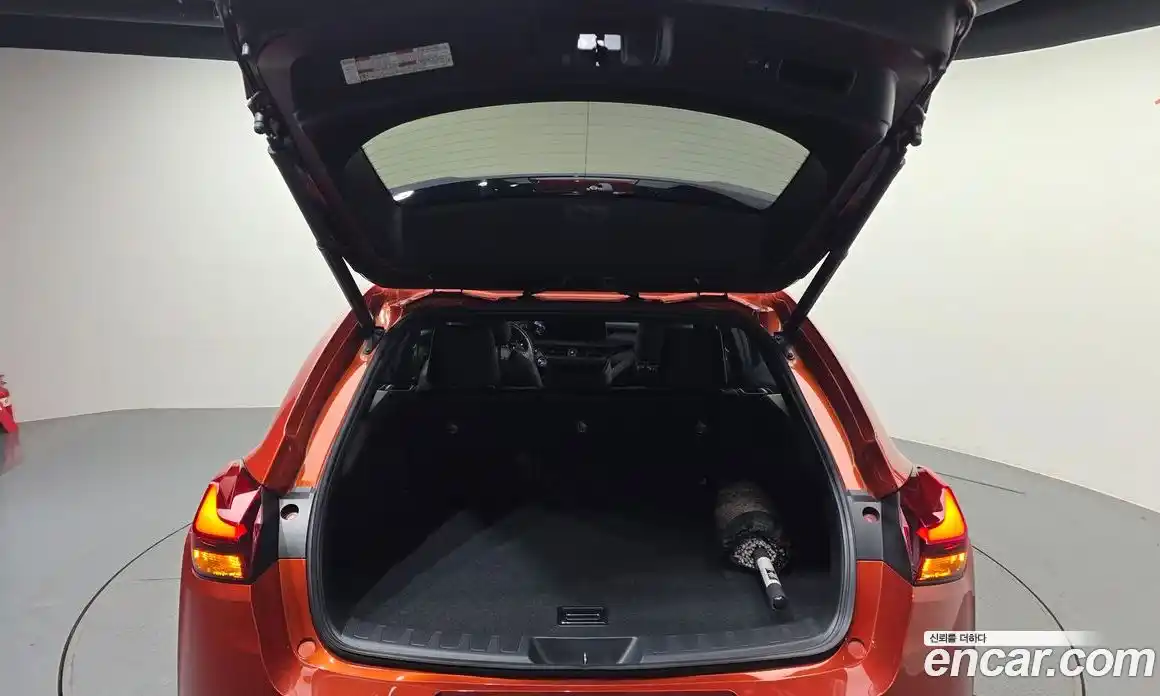 Lexus UX 2019 2.0 автомат (гидро), фото 25 Lexus UX 2019 2.0 автомат (гидро), фото 25