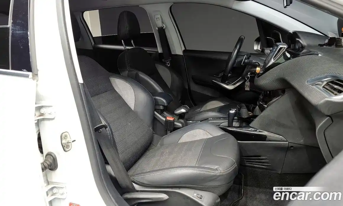 Peugeot 2008 2015 1.6 автомат (гидро), фото 11
