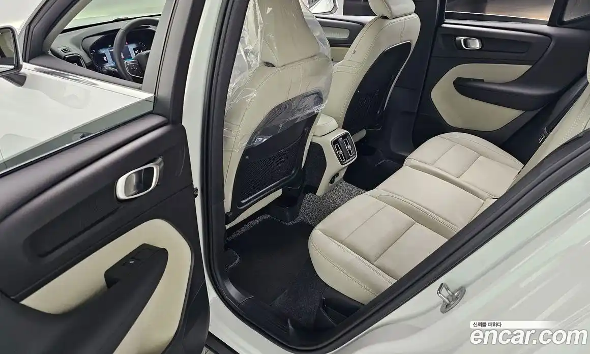 Volvo XC40 2025 2.0 автомат (гидро), фото 11
