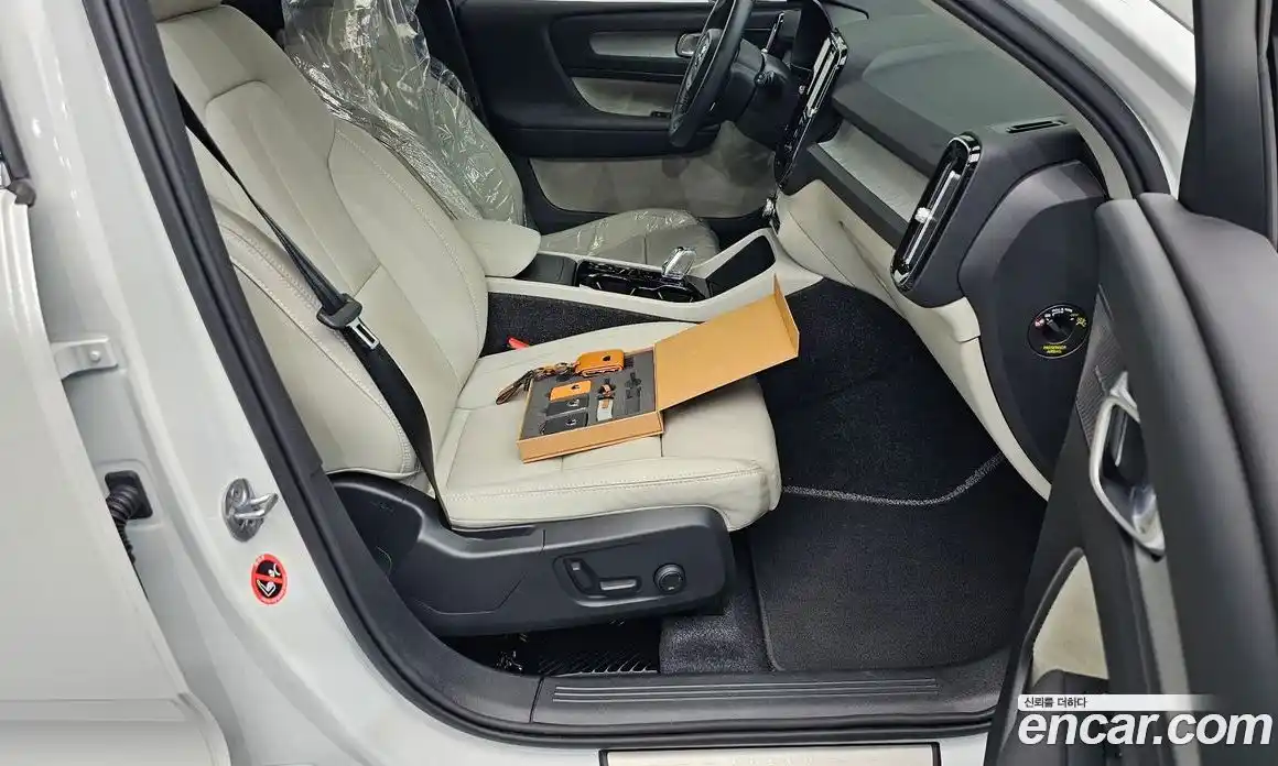 Volvo XC40 2025 2.0 автомат (гидро), фото 12
