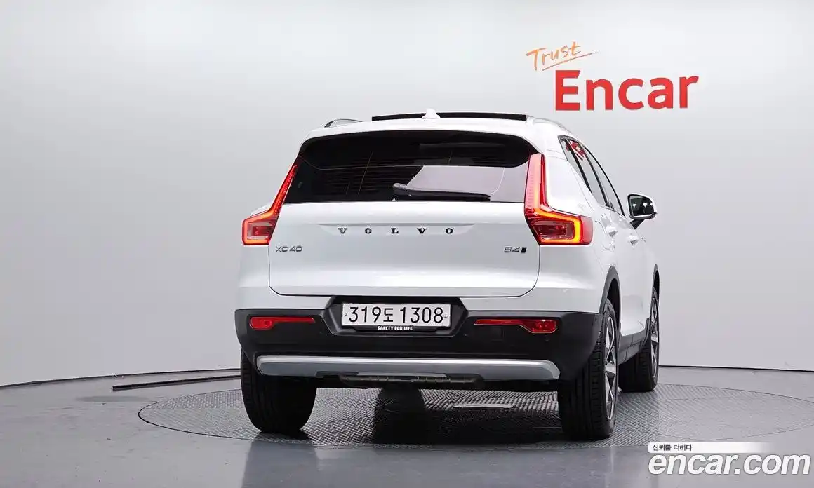 Volvo XC40 2025 2.0 автомат (гидро), фото 4