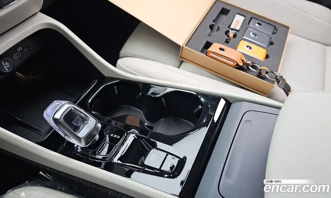Volvo XC40 2025 2.0 автомат (гидро), фото 9