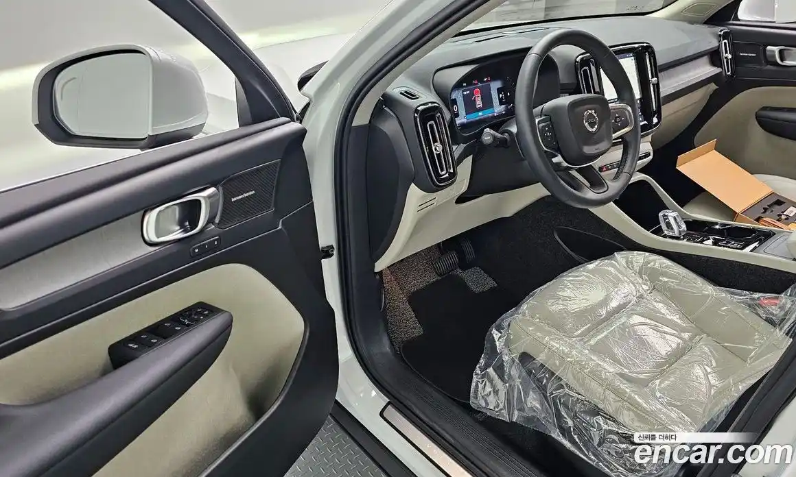 Volvo XC40 2025 2.0 автомат (гидро), фото 10