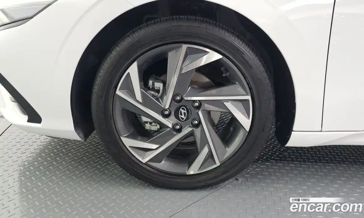 Hyundai Avante 2024 1.6 автомат (гидро), фото 4