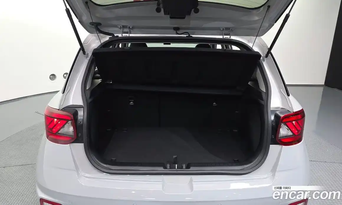 Hyundai Venue 2025 1.6 автомат (гидро), фото 26