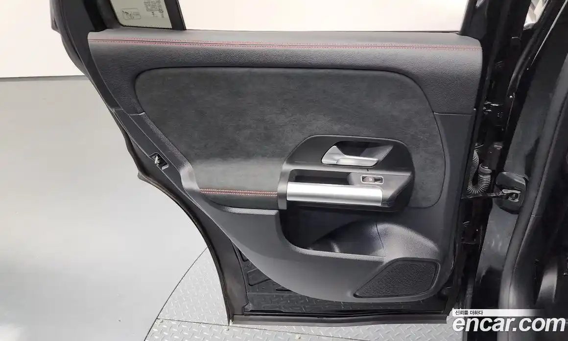 Mercedes-Benz GLA-Class 2023 2.0 гидро, фото 15