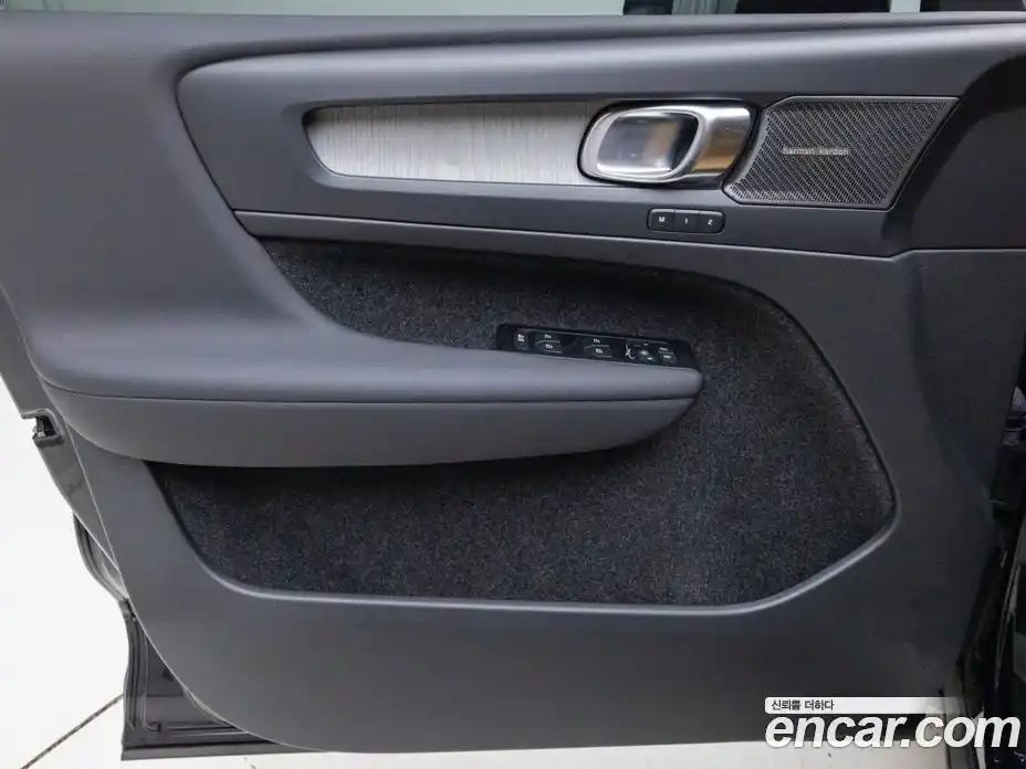 Volvo XC40 2022 2.0 автомат (гидро), фото 16