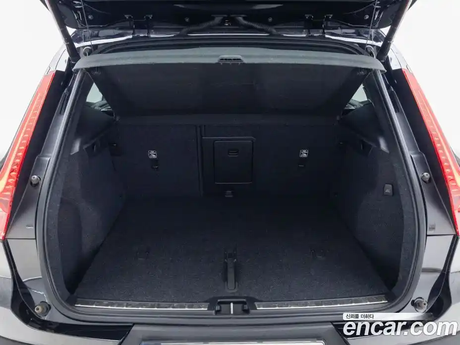Volvo XC40 2022 2.0 автомат (гидро), фото 18