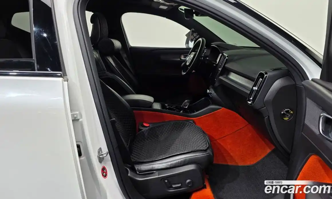 Volvo XC40 2019 2.0 автомат (гидро), фото 11