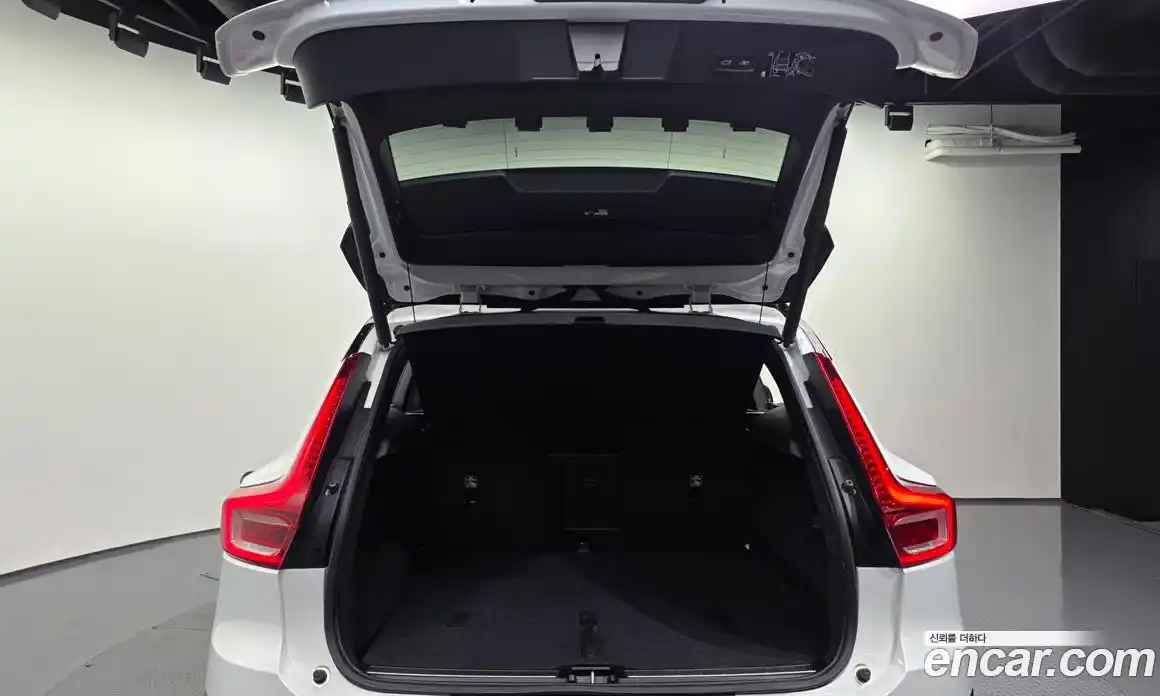 Volvo XC40 2019 2.0 автомат (гидро), фото 20