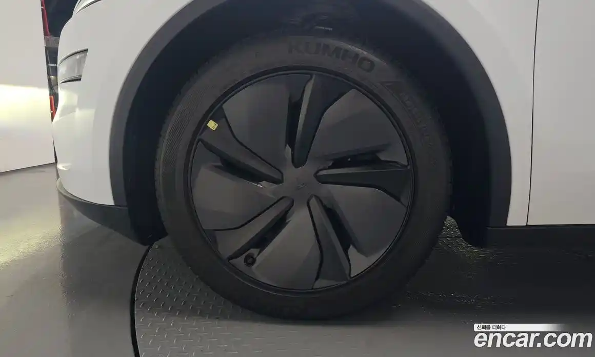 Tesla Model Y 2025 0.2 автомат (гидро), фото 4