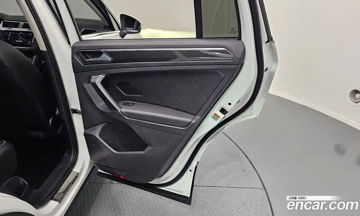 Volkswagen Tiguan 2022 2.0 автомат (гидро), фото 15