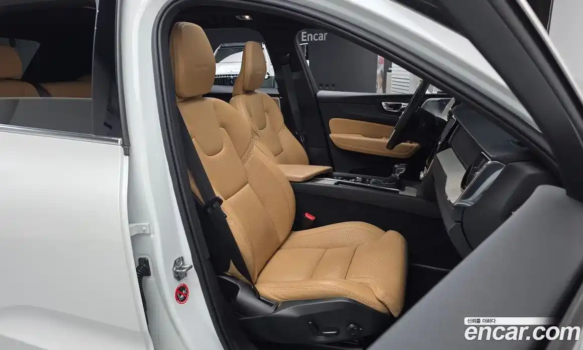 Volvo XC60 2019 2.0 автомат (гидро), фото 12