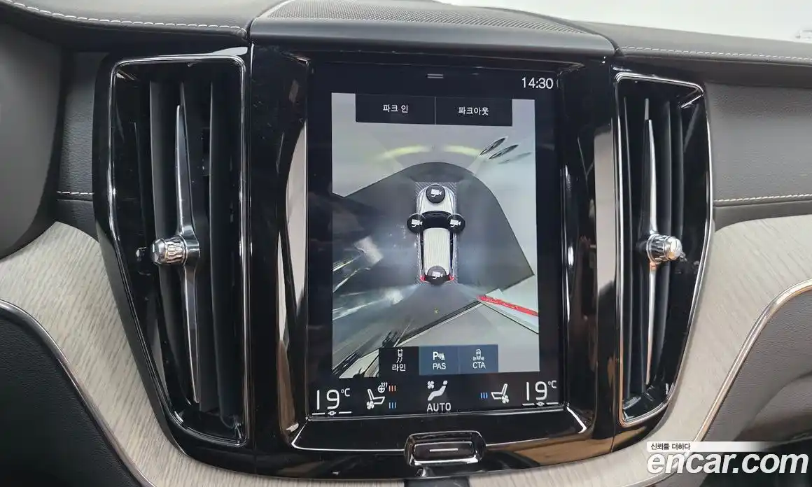 Volvo XC60 2019 2.0 автомат (гидро), фото 17