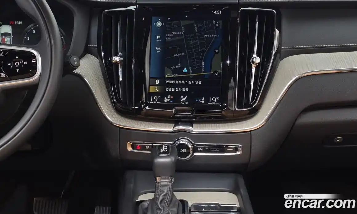 Volvo XC60 2019 2.0 автомат (гидро), фото 19