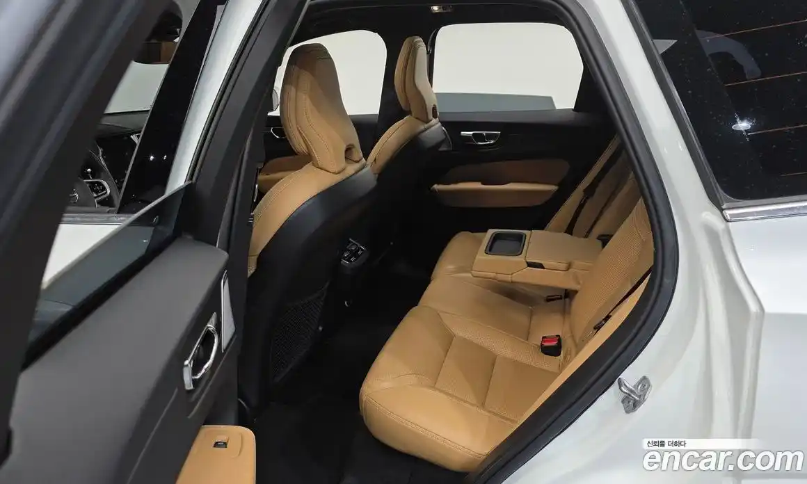 Volvo XC60 2018 2.0 автомат (гидро), фото 12