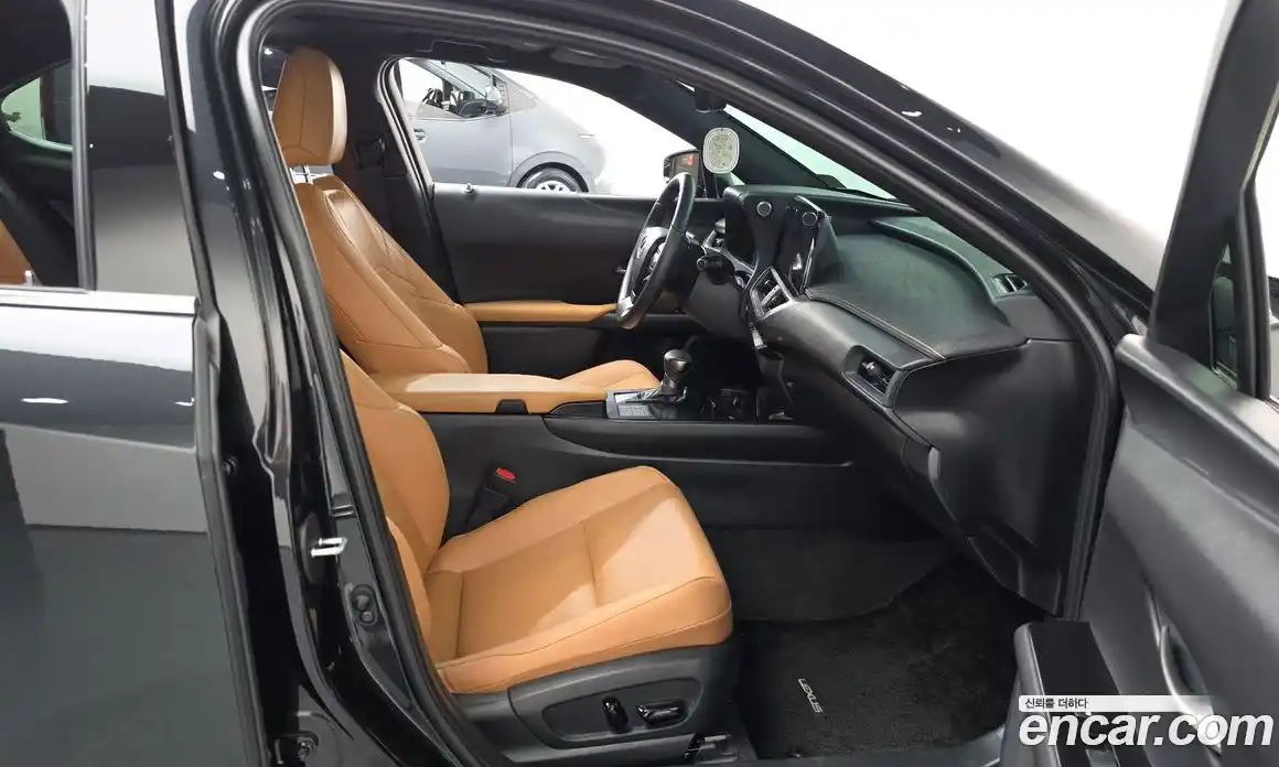 Lexus UX 2024 2.0 автомат (гидро), фото 16 Lexus UX 2024 2.0 автомат (гидро), фото 16