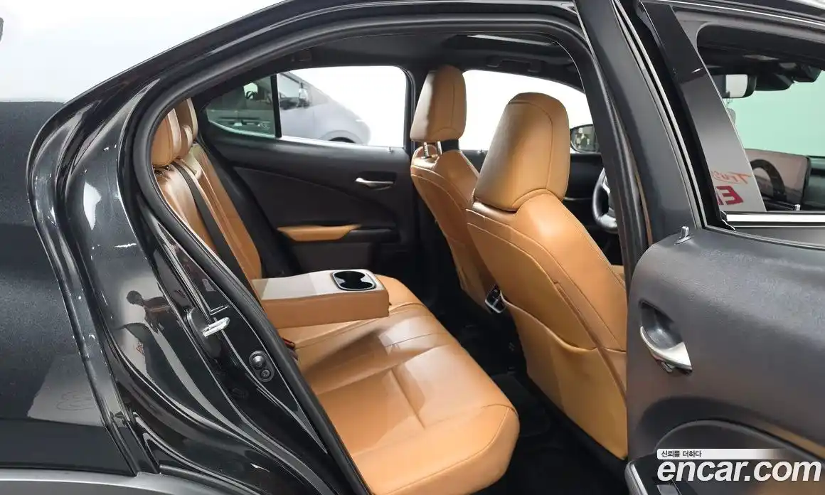 Lexus UX 2024 2.0 автомат (гидро), фото 17 Lexus UX 2024 2.0 автомат (гидро), фото 17