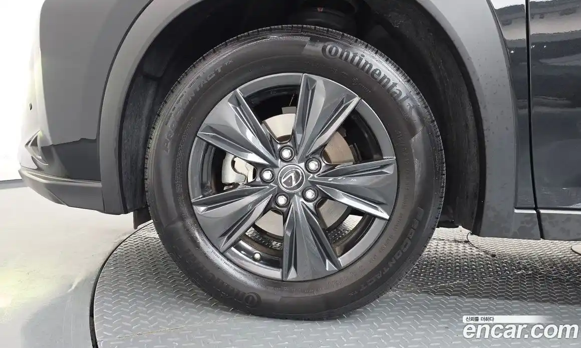 Lexus UX 2024 2.0 автомат (гидро), фото 5 Lexus UX 2024 2.0 автомат (гидро), фото 5