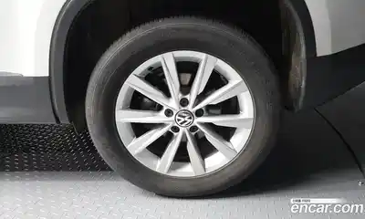 Volkswagen Tiguan 2015 2.0 автомат (гидро), миниатюра 5
