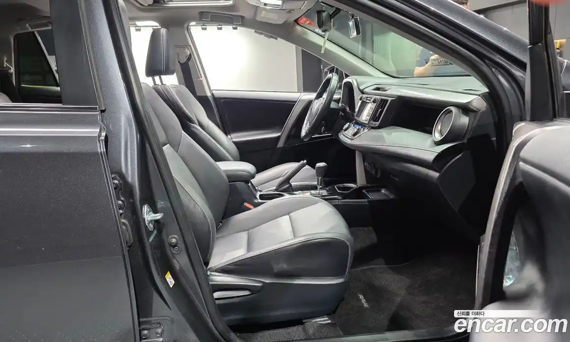 Toyota RAV4 2018 2.5 автомат (гидро), фото 16 Toyota RAV4 2018 2.5 автомат (гидро), фото 16