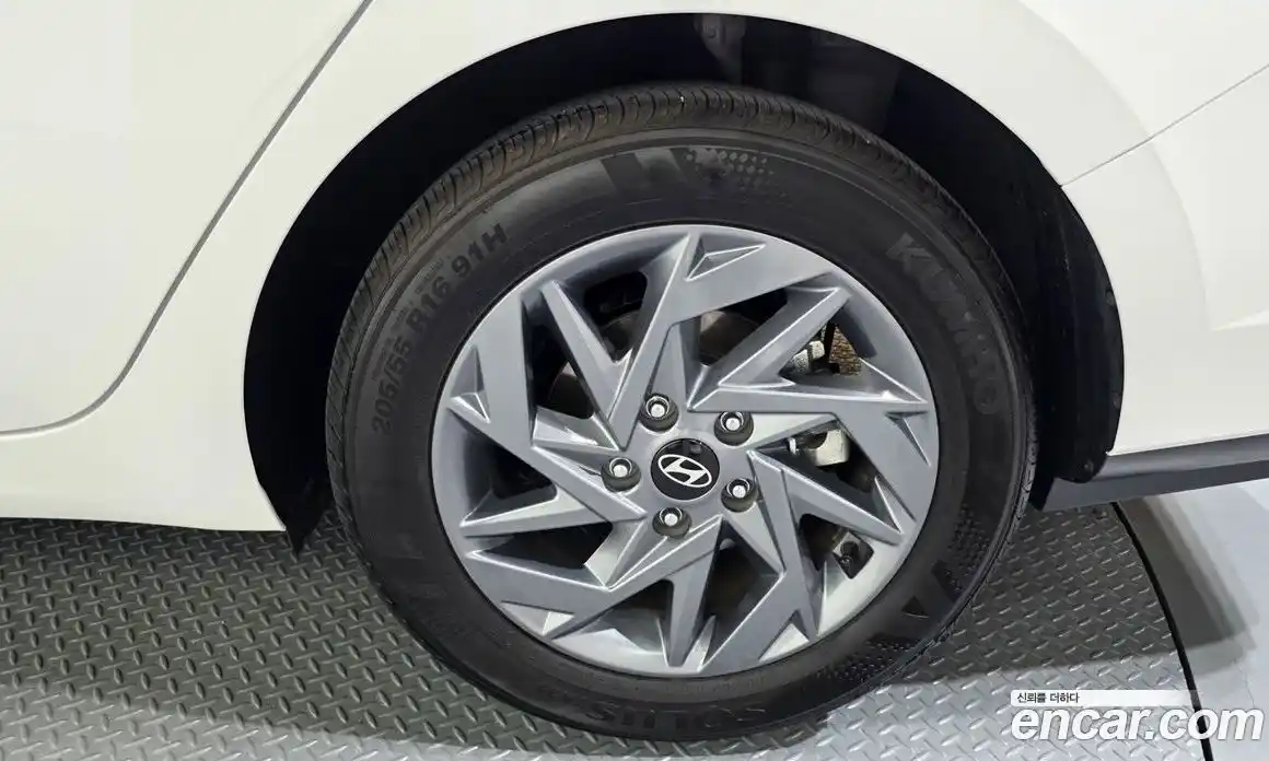 Hyundai Avante 2024 1.6 автомат (гидро), фото 7