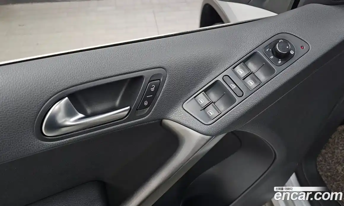 Volkswagen Tiguan 2009 2.0 автомат (гидро), фото 14
