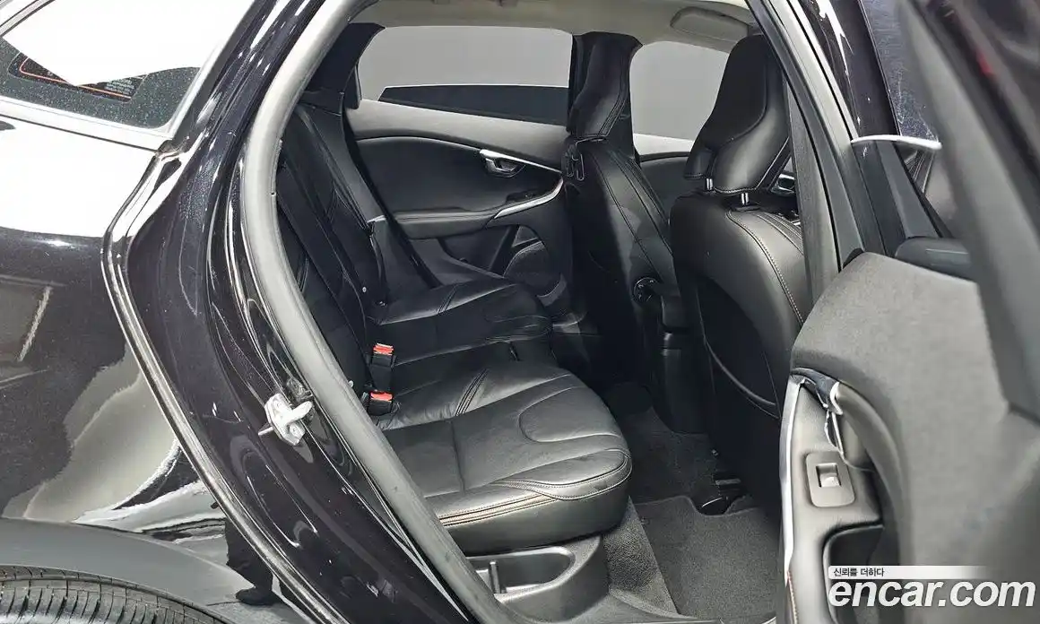 Volvo V40 2019 2.0 автомат (гидро), фото 11