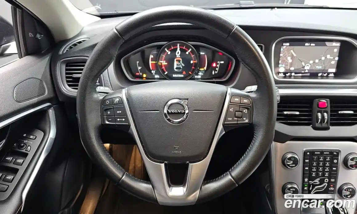 Volvo V40 2019 2.0 автомат (гидро), фото 12