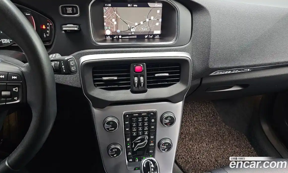 Volvo V40 2019 2.0 автомат (гидро), фото 13
