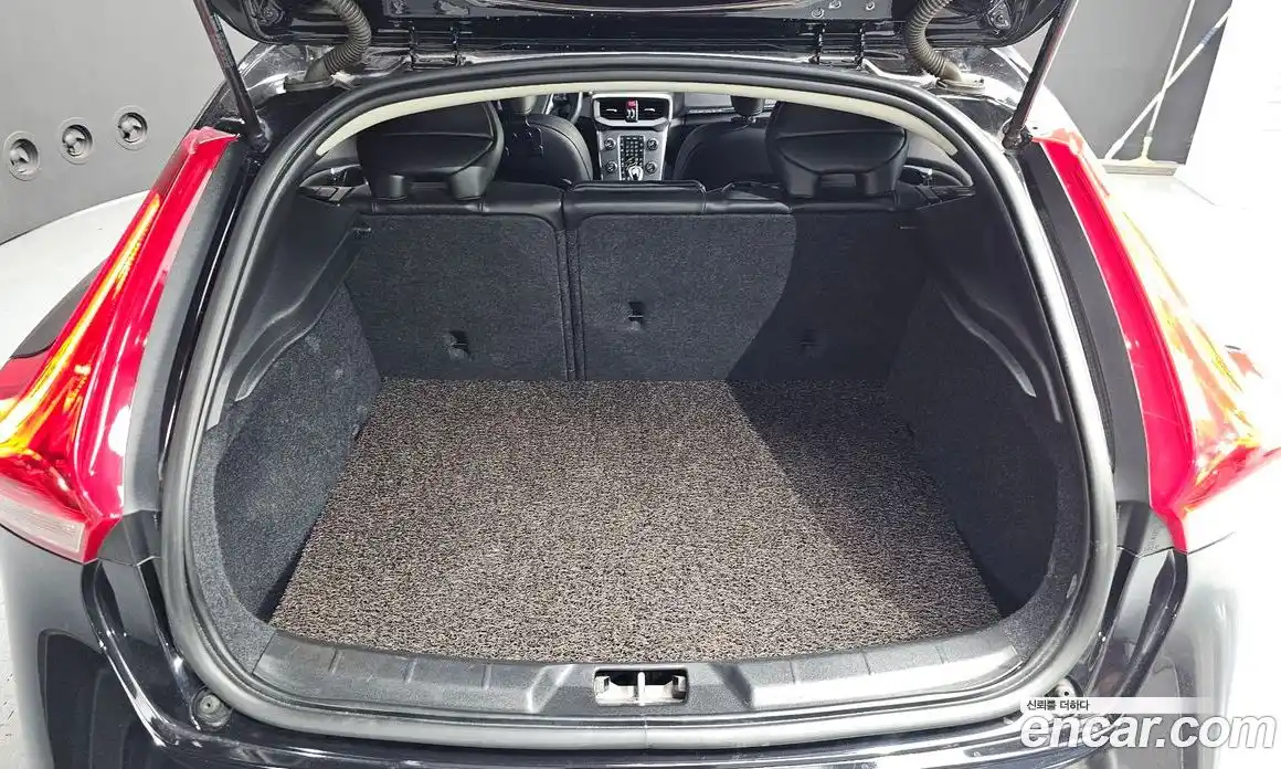 Volvo V40 2019 2.0 автомат (гидро), фото 20
