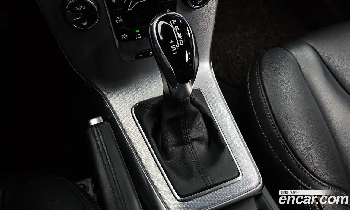 Volvo V40 2019 2.0 автомат (гидро), фото 9