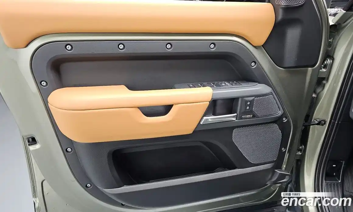 Land Rover Defender 2023 3.0 автомат (гидро), фото 14