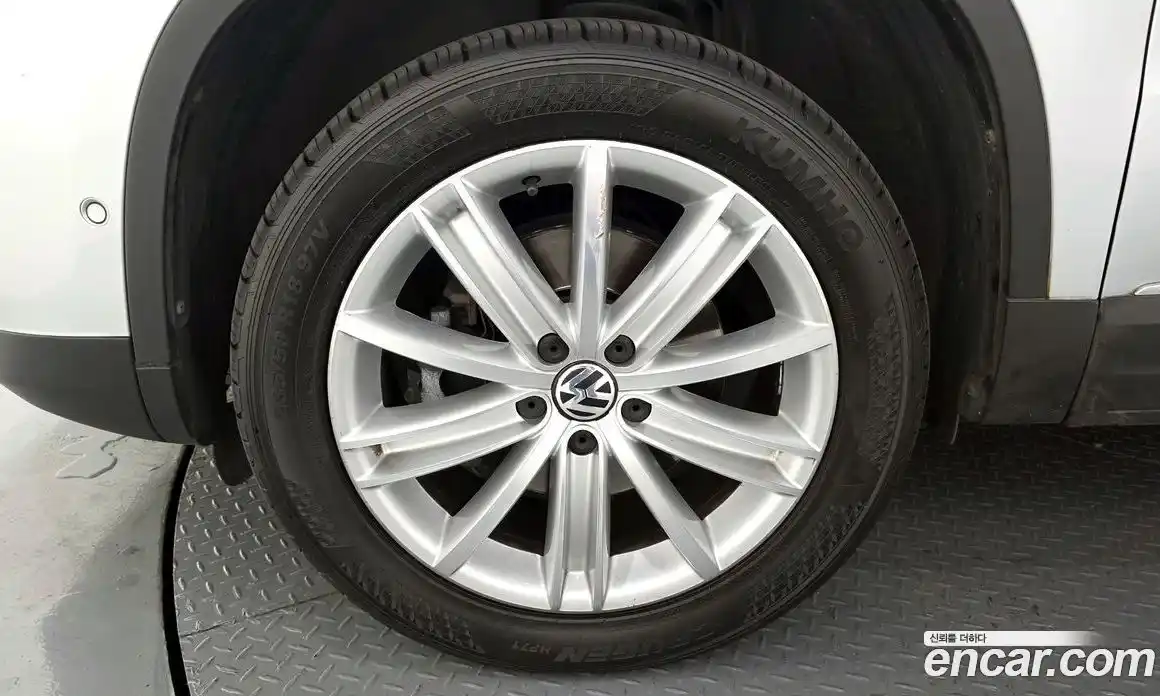 Volkswagen Tiguan 2012 2.0 автомат (гидро), фото 5