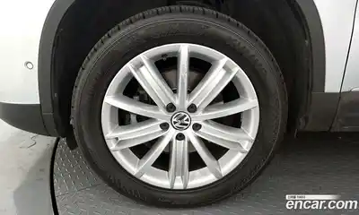 Volkswagen Tiguan 2012 2.0 автомат (гидро), миниатюра 5